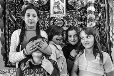 853663 Portret van enkele Roma-kinderen tijdens de viering van Sint Jorisdag in het tijdelijke woonwagenkamp in de ...
